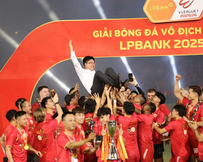 Cầu thủ tri ân Thiếu tướng Dương Đức Hải - nguyên Chủ tịch CLB Công an Hà Nội, hiện đang giữ chức vụ Cục trưởng Cục Cảnh sát PCCC và CNCH - Bộ Công an.