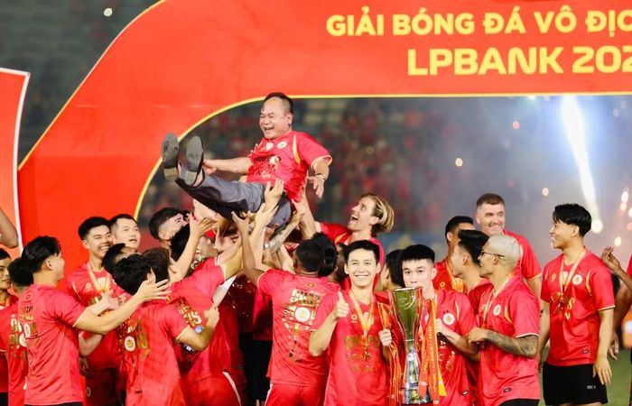 Thành tích này, bên cạnh sự nỗ lực của tập thể còn là sự quan tâm, chỉ đạo sát sao, tạo mọi điều kiện tốt nhất từ các cấp lãnh đạo, trong đó có Ban Giám đốc CATP Hà Nội. Trong ảnh: Cầu thủ tri ân Trung tướng, Anh hùng lực lượng vũ trang nhân dân Nguyễn Thanh Tùng - Ủy viên Ban Thường vụ Thành ủy, Bí thư Đảng ủy, Giám đốc CATP Hà Nội