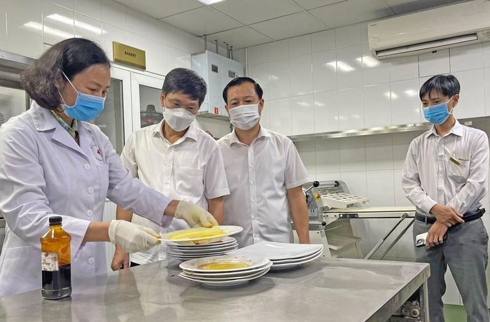 Các cơ quan chức năng kiểm tra vệ sinh an toàn thực phẩm. Ảnh minh họa: TL