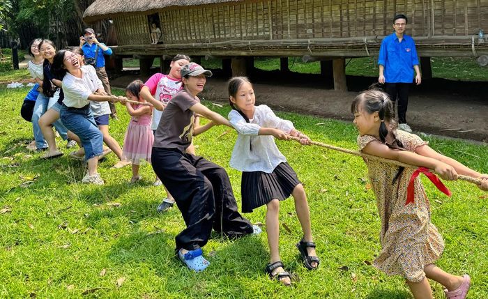 Chương trình “Gõ cửa đầu hè - Cùng khám phá di sản văn hóa” mang đến cho trẻ em một mùa hè khởi đầu bằng những trải nghiệm ý nghĩa. Ảnh: BTC.