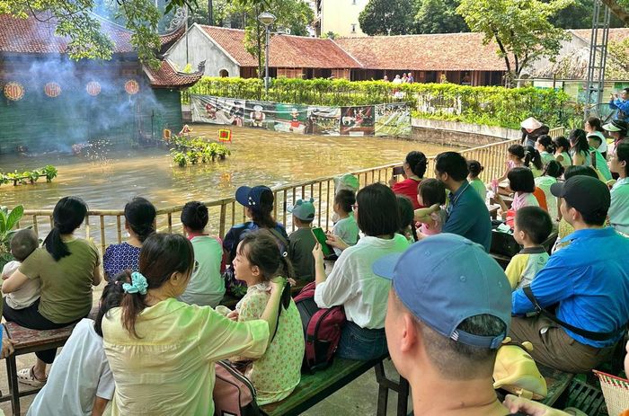 Điểm nhấn của chương trình là tiết mục múa rối nước do phường rối Đồng Ngư (Bắc Ninh) trình diễn tại Thủy đình. Những tích trò dân gian mang đậm hồn quê đồng bằng Bắc Bộ đã khiến các bạn nhỏ và phụ huynh vô cùng thích thú. Ảnh: BTC.