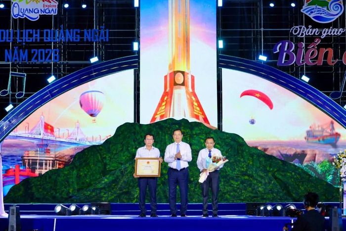 Cục trưởng Cục Du lịch Quốc gia Việt Nam Nguyễn Trùng Khánh trao Bằng chứng nhận của Bộ Văn hóa, Thể thao và Du lịch đối với Di sản văn hóa phi vật thể quốc gia Lễ hội Cầu ngư Sa Huỳnh. Ảnh: TT.
