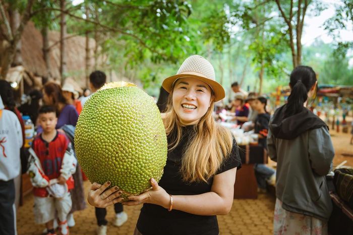 Du khách check in bên nông sản của người dân Quảng Ngãi. Ảnh: CĐ.