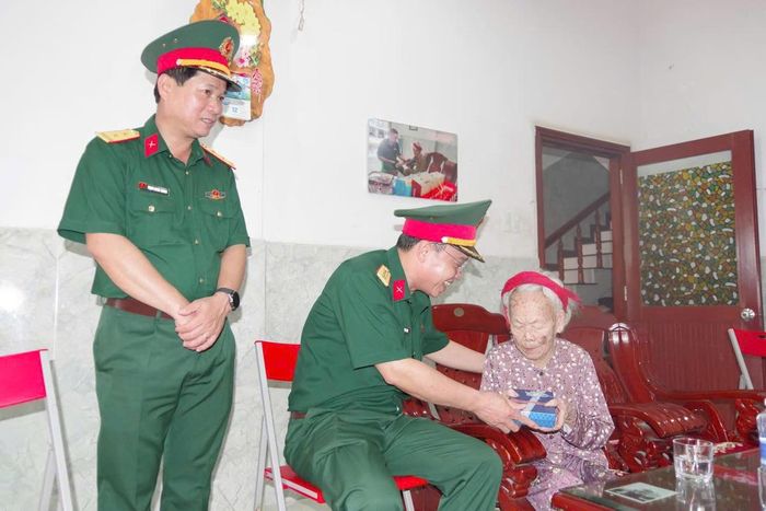 Đại tá Trần Hữu Ích, Chỉ huy trưởng Bộ Chỉ huy Quân sự TP Đà Nẵng tặng quà cho Mẹ Việt Nam anh hùng Cao Thị Hường. Ảnh: CH.