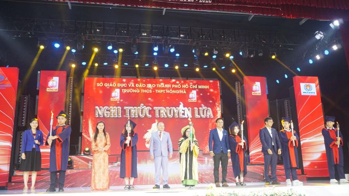  Nghi thức truyền lửa tại lễ tri ân và trưởng thành của Trường THCS- THPT Hồng Hà. Ảnh: NQ 