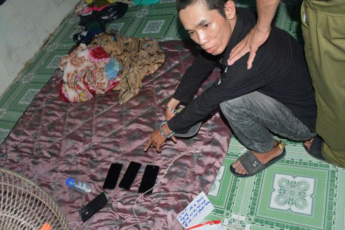  Trần Chí Thiện cùng số tang vật bị công an thu giữ phục vụ công tác điều tra. Ảnh: NGUYỄN HÀ 