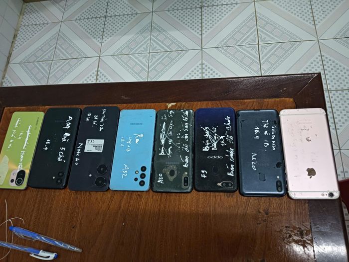  Công an thu giữ nhiều điện thoại di động liên quan đến các vụ trộm do Trần Chí Thiện thực hiện. Ảnh: NGUYỄN HÀ 