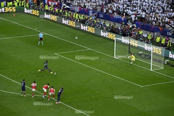Dembele gỡ hòa 1-1 cho PSG trên chấm phạt đền. Ảnh: EPA.