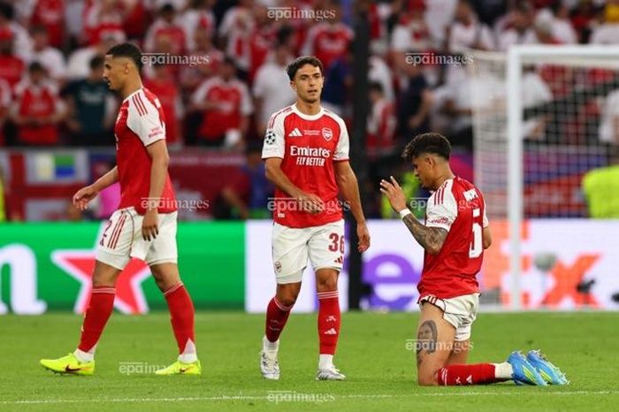 Pháo thủ gục ngã đau đớn. Ảnh: EPA.