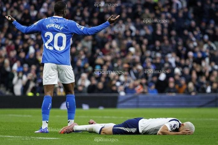Nordi Mukiele của Sunderland trong tầm ngắm của MU. Ảnh: EPA.