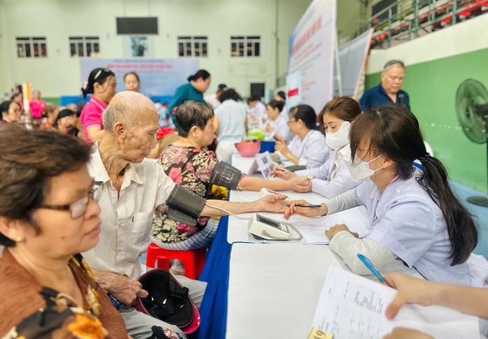 Người dân khám sức khỏe miễn phí ở TP.HCM. Ảnh minh họa: THẢO PHƯƠNG