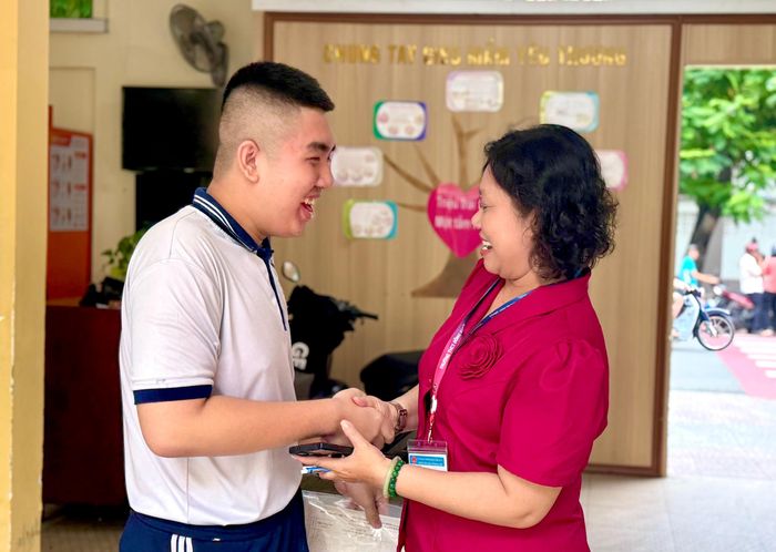  Cô trò vui mừng gặp nhau tại điểm thi Trường THCS Đồng Khởi. Ảnh: HẢI NHI 
