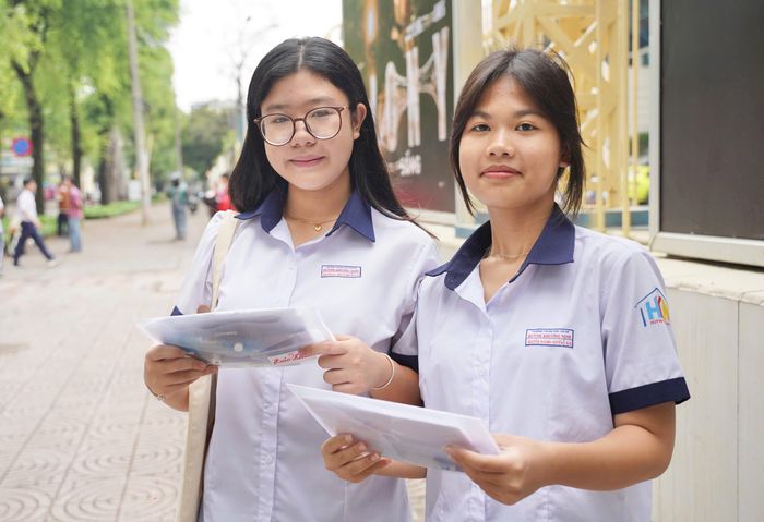  Nguyễn Khánh Huyền và Nguyễn Ngọc Bảo Khanh (trái) học sinh Trường THCS Huỳnh Khương Ninh dự thi tại Trường THCS Nguyễn Du (phường Bến Thành). Vấn đề cả hai quan tâm nhất là nội dung đề thi năm nay sẽ phân hóa như thế nào đối với thí sinh. Cả hai tự tin sẽ hoàn thành tốt kỳ thi này. Ảnh: THUẬN VĂN 