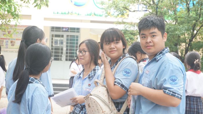 Do đã được các trường quán triệt từ trước nên sáng nay rất ít thí sinh mang theo vật dụng cá nhân. Ảnh: NQ 