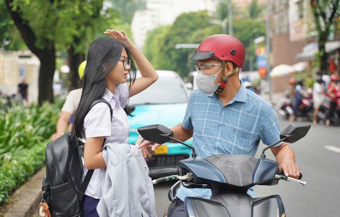  Phụ huynh cùng con có mặt rất sớm tại điểm thi Trường THCS Nguyễn Du. Ảnh: THUẬN VĂN 