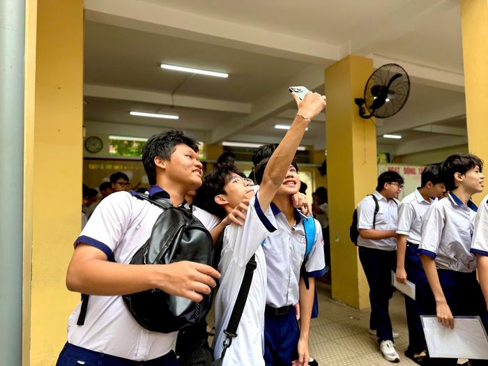  Thí sinh lưu lại khoảnh khắc đáng nhớ tại kỳ thi lớp 10. Ảnh: HẢI NHI 