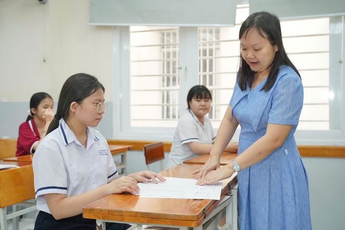  Thí sinh rà soát thông tin cá nhân tại điểm thi Trường THCS Nguyễn Du. Ảnh: THUẬN VĂN 