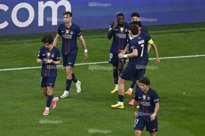 Dembele ăn mừng bàn thắng san bằng 1-1 trên chấm 11 mét. Ảnh: EPA.