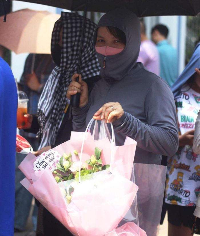  “Hôm nay là sinh nhật cháu. Tôi muốn tạo cho con một niềm vui đặc biệt sau những ngày ôn tập và thi cử căng thẳng. Hi vọng cháu làm bài tốt để niềm vui trong ngày sinh nhật được trọn vẹn hơn”, chị Nga chia sẻ. Ảnh: VT 