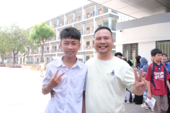  Thí sinh và phụ huynh chụp ảnh kỷ niệm tại điểm thi sau khi hoàn thành bài thi môn Toán. Ảnh: TT 