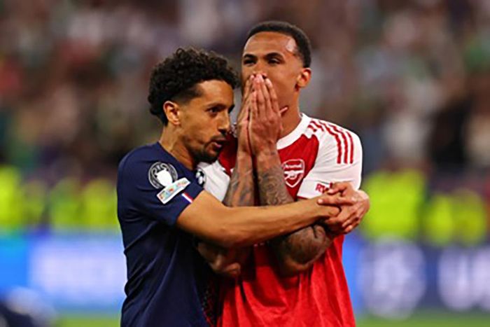  Marquinhos của PSG an ủi người đồng đội ở tuyển Brazil Gabriel. ẢNH: EPA 
