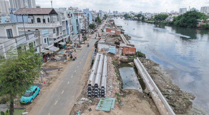  Bờ kênh dọc đường Hoài Thanh (phường Phú Định), đã và đang tiếp tục công tác giải phóng mặt bằng song song với việc xây dựng tuyến bờ kè hiện hữu. 