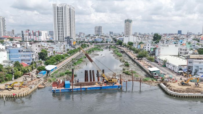  Đơn thị thi công triển khai công trình kết nối hai tuyến đường Hoài Thanh và Nguyễn Duy dọc bờ Bắc kênh Đôi. 