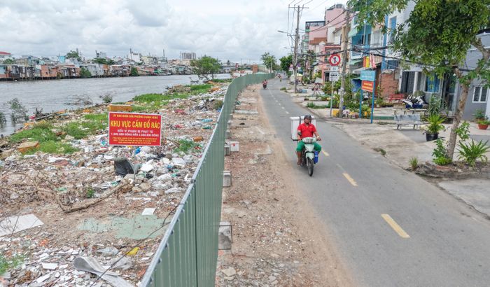  Đơn vị thi công lắp đặt hàng rào tôn dọc tuyến đường để tránh ảnh hưởng đến giao thông và đời sống của người dân xung quanh. 