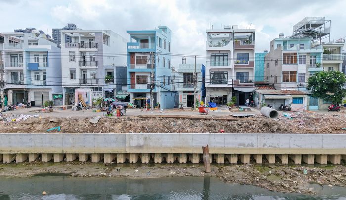  Các hộ dân dọc tuyến đường bị ảnh hưởng cũng xây dựng, sửa chữa nhà khang trang hơn. 