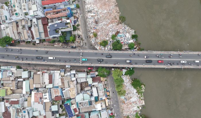  Các căn nhà dưới chân cầu Chánh Hưng, vị trí từng trở thành nơi tập kết rác tạm được giải phóng thông thoáng, lắp rào chắn. 