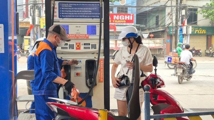  Người dân đổ xăng. Ảnh: AN HIỀN 