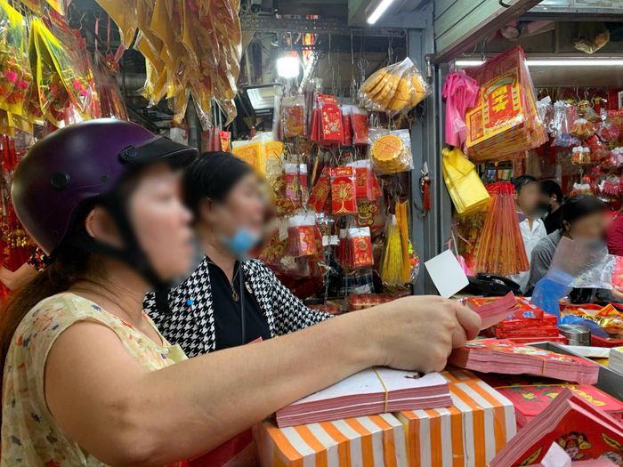  Người dân mua hàng hóa tại chợ. Ảnh: HUỲNH THƠ 