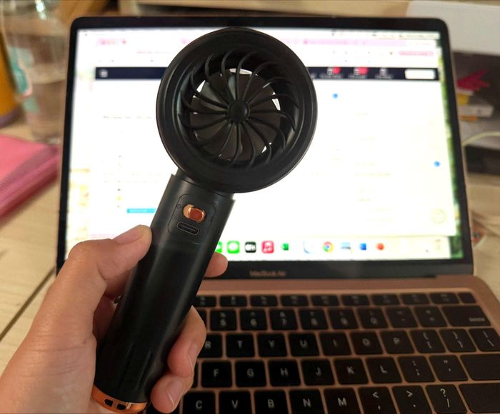 Quạt mini cầm tay bán chạy trên các sàn thương mại điện tử. Ảnh: HẠ QUYÊN