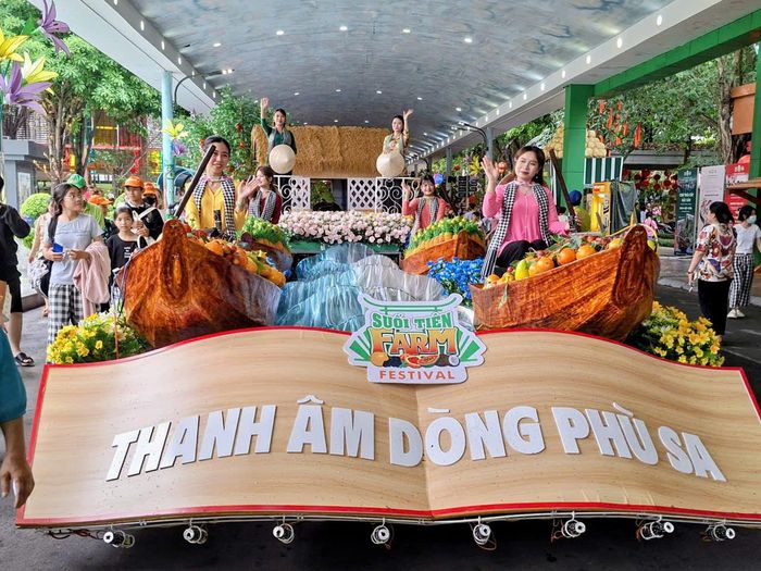 Chương trình diễu hành Thanh âm dòng phù sa thu hút nhiều du khách thích thú theo dõi tại lễ hội.