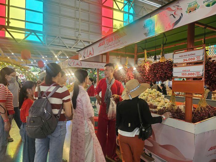 Đông đảo du khách tham quan và mua sắm tại Lễ hội Trái cây Nam Bộ 2026 ngày khai mạc.