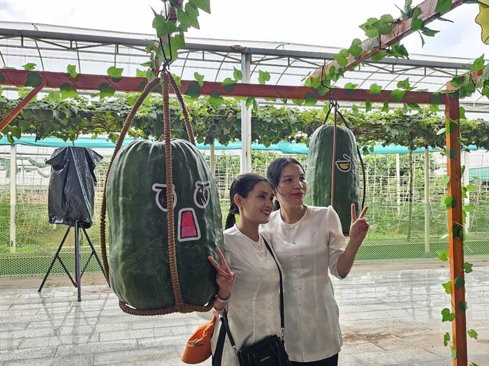 Mô hình trái bí đao khổng lồ độc đáo thu hút đông đảo du khách check-in.