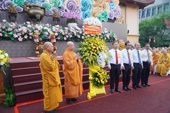 Lãnh đạo TP.HCM tặng hoa chúc mừng Đại lễ Phật đản. Ảnh: HẢI NHI 