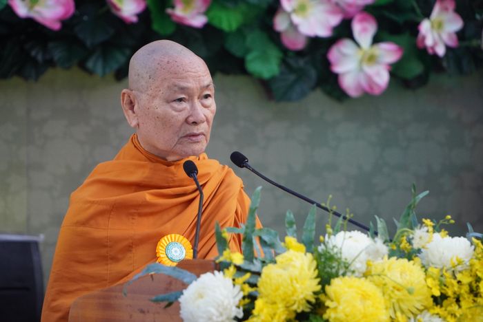  Trưởng lão Hòa thượng Viên Minh tuyên đọc thông điệp Đại lễ Phật đản Phật lịch 2570 của Đức Pháp chủ Giáo hội Phật giáo Việt Nam. Ảnh: HẢI NHI 