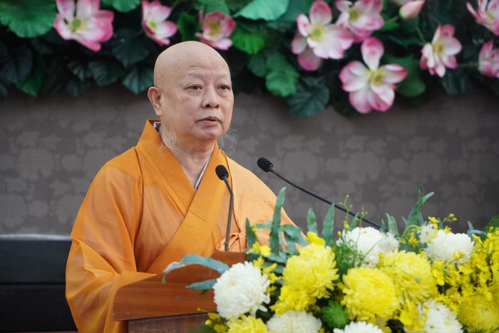  Hòa thượng Thích Lệ Trang, Trưởng Ban Trị sự Giáo hội Phật giáo Việt Nam TP.HCM, tuyên đọc diễn văn Phật đản Phật lịch 2570 của Trưởng lão Hòa thượng Thích Thiện Nhơn, Chủ tịch Hội đồng Trị sự Giáo hội Phật giáo Việt Nam. Ảnh: HẢI NHI 