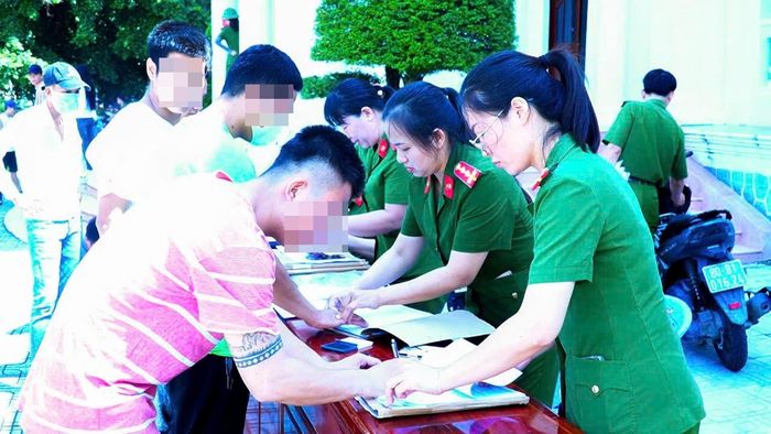  Các phạm nhân nhận giấy chứng nhận chấp hành xong án phạt tù. Ảnh: PN 
