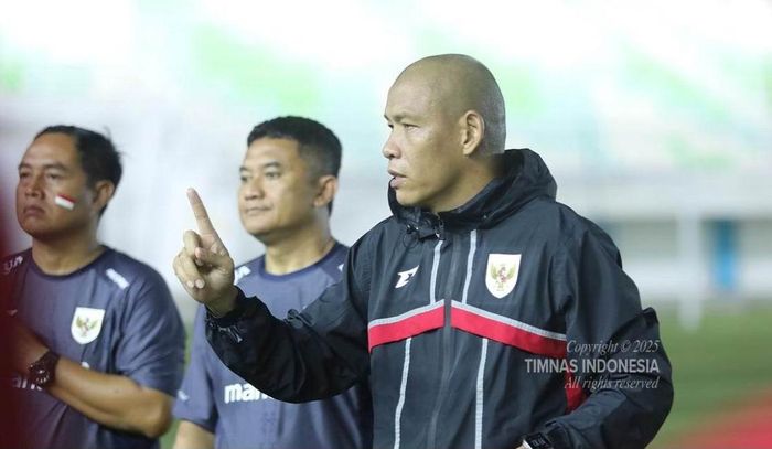  HLV Nova Arianto của Indonesia rất lo ngại Việt Nam soán ngôi đầu bảng A. Ảnh: PSSI 