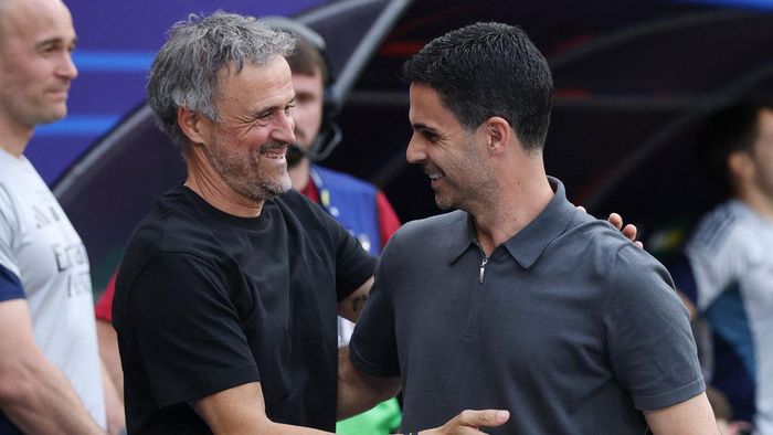 HLV Luis Enrique (trái) chia sẻ với đồng nghiệp Arteta của Arsenal. Ảnh: S.E