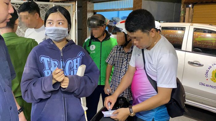 Hai nghi can cùng số ma túy bị phát hiện sau quá trình truy xét từ lời khai của tài xế dương tính với chất cấm. Ảnh: CA