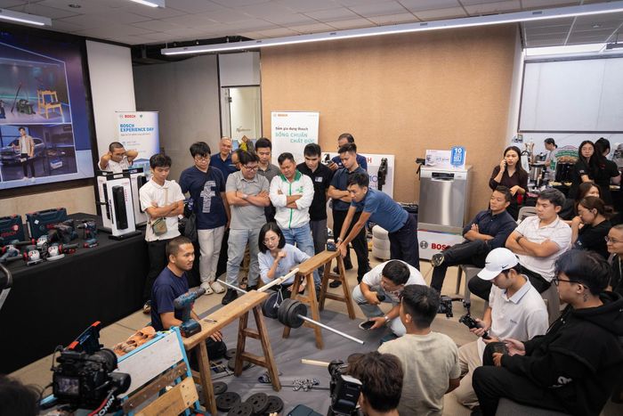  Người dùng đang trải nghiệm các công nghệ mới của Bosch. 