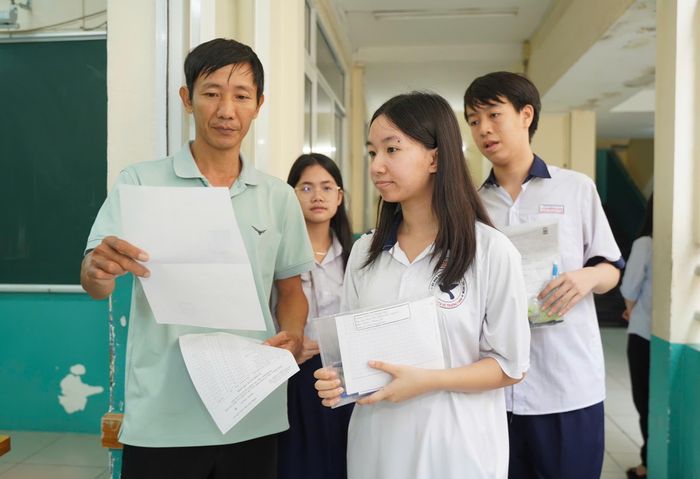  Thí sinh được kiểm tra thông tin cá nhân. Tại điểm thi này có 480 thí sinh đến từ các trường THCS trên địa bàn TP.HCM. Trong đó có hai thí sinh đặc biệt đến từ Trường THCS Lê Hồng Phong (Côn Đảo). Hội đồng thi bố trí 20 phòng thi đảm bảo đầy đủ các yêu cầu phục vụ kỳ thi năm nay. 