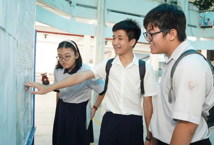  Các em xem sơ đồ, danh sách phòng thi, trước khi lên phòng kiểm tra thông tin, sinh hoạt quy chế thi. 