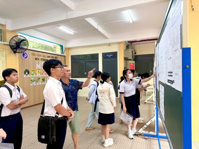  Kỳ thi vào lớp 10 năm học 2026-2027 có số lượng thí sinh dự thi đông nhất từ trước đến nay. Kỳ thi được tổ chức tại 242 điểm thi, huy động hơn 17.000 cán bộ tham gia công tác thi 