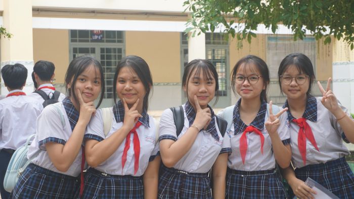  Năm nay dù số lượng thí sinh dự thi đông nhưng các trường đều tăng mạnh chỉ tiêu vào lớp 10. Theo ước tính sẽ có khoảng 78% học sinh dự thi đỗ vào lớp 10 công lập 