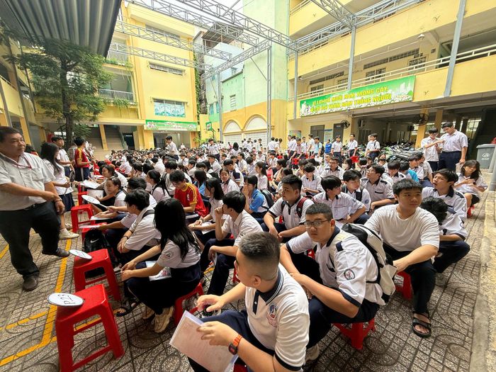  Cách đó không xa, hàng trăm học sinh cũng đổ về điểm thi Trường THCS Đồng Khởi, phường Bến Thành để làm thủ tục dự thi. Trước kỳ thi vào lớp 10, em Nguyễn Phúc Minh cho biết đây là thời điểm đặc biệt nên em giữ tâm lý thoải mái. Những ngày trước đó, Minh dành thời gian ôn lại kiến thức trọng tâm, luyện các dạng đề cơ bản và tự hệ thống lại những phần còn yếu. Em cho biết không học dồn hay ôn tủ mà chia đều thời gian cho cả ba môn, kết hợp nghỉ ngơi để giữ sức. 