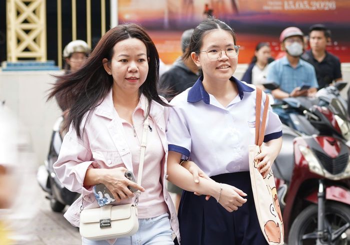  Trước kỳ thi quan trọng trong cuộc đời con, với tỉ lệ chọi khá cao, phụ huynh luôn dành thời gian đồng hành cùng con để động viên tinh thần. 